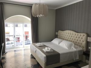 ein Schlafzimmer mit einem Bett mit zwei Handtüchern darauf in der Unterkunft Residenza Roma Imperiale in Rom