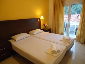 une chambre d'hôtel avec un lit et des serviettes. dans l'établissement Hotel Zachos, à Troulos