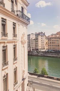 una vista de un río desde un edificio en Lyon Cosy Stay, en Lyon