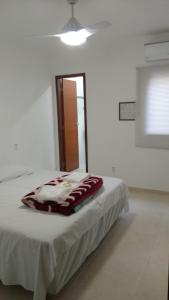- une chambre avec un lit et une couverture dans l'établissement Vale dos Baroes, à Paraíba do Sul