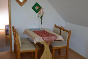 einen Tisch mit einer Blumenvase darüber in der Unterkunft Gästehaus Andresen in Garding