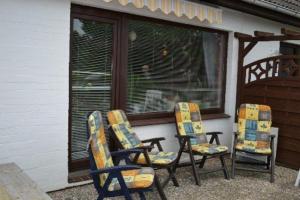 drei Stühle vor einem Fenster in der Unterkunft Gästehaus Andresen in Garding