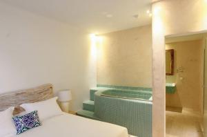 Rúm í herbergi á Allure Suites