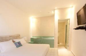 Rúm í herbergi á Allure Suites