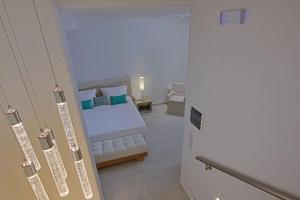 Rúm í herbergi á Allure Suites