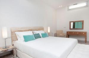 Rúm í herbergi á Allure Suites