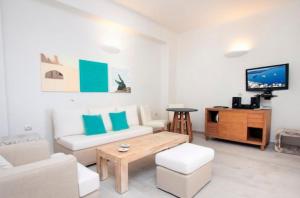 uma sala de estar com um sofá e uma mesa em Allure Suites em Firostefani