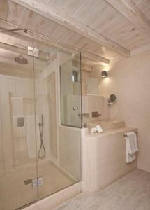 Baðherbergi á Allure Suites