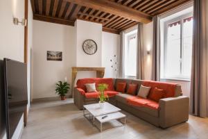 una sala de estar con un sofá y una mesa en Lyon Cosy Stay, en Lyon