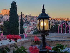 Nespecifikovaný výhled na destinaci Nazaret nebo výhled na město při pohledu z penzionu