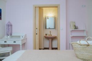 y baño con lavabo y espejo. en Casa Rural Valle de Tena en Sallent de Gállego