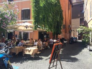 En restaurant eller et andet spisested på Moroni Trastevere Cozy Apartment