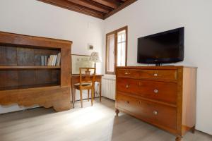 a living room with a dresser and a tv on a dresser at Ca RIZZI in Venice