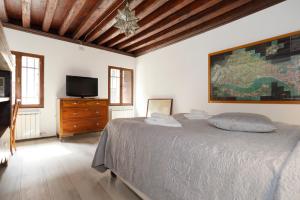 a bedroom with a bed and a tv in it at Ca RIZZI in Venice