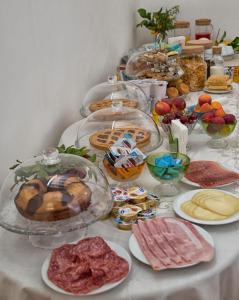 una mesa con muchos platos de comida. en Le Sette Perle, en Malfa