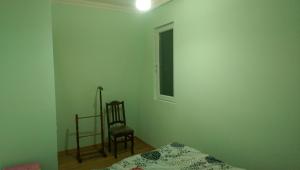 Säng eller sängar i ett rum på Apartments Komakhidze 68