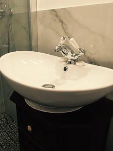 Kúpeľňa v ubytovaní Przestrzenny apartament w centrum Krakowa.