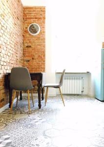 Posedenie v ubytovaní Przestrzenny apartament w centrum Krakowa.