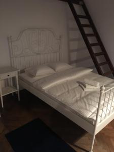 Posteľ alebo postele v izbe v ubytovaní Przestrzenny apartament w centrum Krakowa.