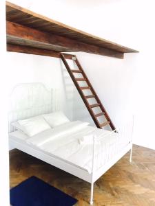 Postel nebo postele na pokoji v ubytování Przestrzenny apartament w centrum Krakowa.