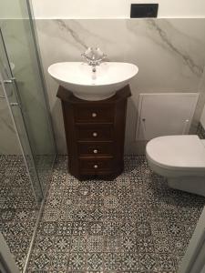 Kúpeľňa v ubytovaní Przestrzenny apartament w centrum Krakowa.
