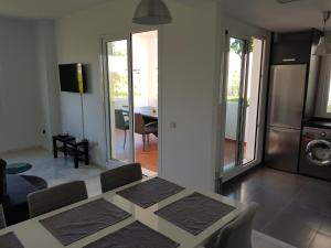 エステポナにあるLuxury and secluded apartment set in Valle Romanoのリビングルーム(テーブル付)、ダイニングルーム