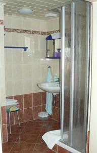 a bathroom with a sink and a shower at Zimmervermietung-Heide-Fiege in Hartmannsdorf