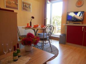 een woonkamer met een tafel en een televisie bij Rothers-Ferienwohnung in Annaberg-Buchholz