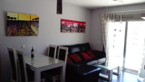 - un salon avec une table et un canapé dans l'établissement Apartamento Puerto Real, à Torremolinos