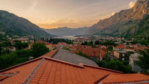 - Vistas a una ciudad con río y montañas en Paradise Bay Apartments, en Kotor