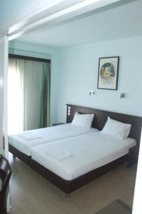 Ένα ή περισσότερα κρεβάτια σε δωμάτιο στο Ξενοδοχείο Γεώργιος