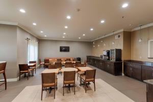 a large dining room with tables and chairs at Best Western Plus Delta Inn & Suites in Oakley
