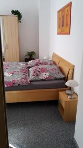 ein Schlafzimmer mit einem Bett mit Blumen darauf in der Unterkunft Ferienwohnung Holiday in Gelsenkirchen