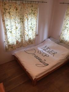 Postel nebo postele na pokoji v ubytování Karwica House