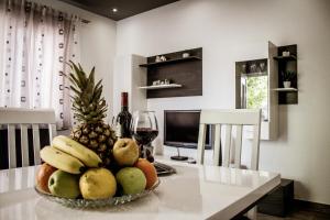a bowl of fruit on a table in a kitchen at Apartman Dujmović in Split