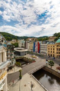 vistas a una ciudad con río y edificios en Apartments Bohemia Rhapsody, en Karlovy Vary