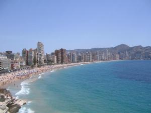 a view of a beach with buildings and the ocean at Apartament Costa Rica 2 in Benidorm