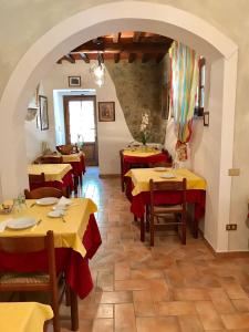 un restaurante con mesas con manteles rojos y amarillos en Sant'Antonio en Volterra