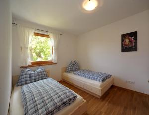 sypialnia z 2 łóżkami i oknem w obiekcie Rumpelehof w mieście Villanders