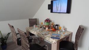 una mesa de comedor con comida y bebidas. en Ferienwohnung Melina, en Binz 11 fotos más
