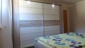 1 dormitorio con armario grande con paneles blancos en Ferienwohnung Melina, en Binz