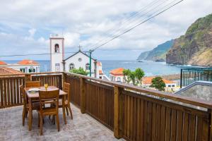 ポンタ・デルガダにあるOliveira's Apartments - Madeira Islandの海の景色を望むバルコニー(テーブル、椅子付)