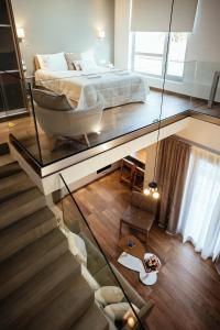 ein Schlafzimmer mit einem Bett und einem Glasboden in der Unterkunft Filoxenion Luxury Rooms & Lofts in Nafplio