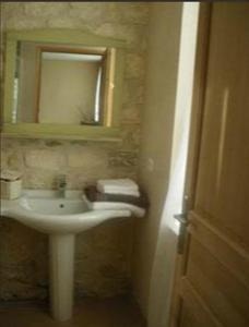 een badkamer met een wastafel en een spiegel bij Les Rainettes in Coye-la-Forêt