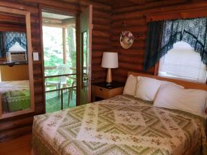 Katil atau katil-katil dalam bilik di Seven Dwarfs Cabin - On The Brook Cabins
