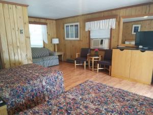 Gallery image of Seven Dwarfs Cabins - Brown Cabins in Lake George