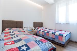 En eller flere senge i et værelse på Beach House Villa - Ap. 2