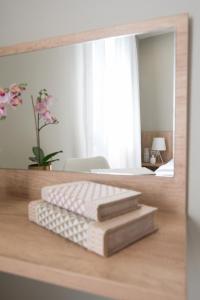 A bed or beds in a room at Riaki Apts