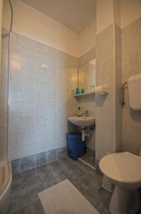 La salle de bains est pourvue d'un lavabo, de toilettes et d'une baignoire. dans l'établissement Guest House Djurdjica, à Dramalj