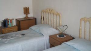 - une chambre avec 2 lits jumeaux et une table de nuit dans l'établissement Un viaggio nel tempo, à Tortoreto Lido